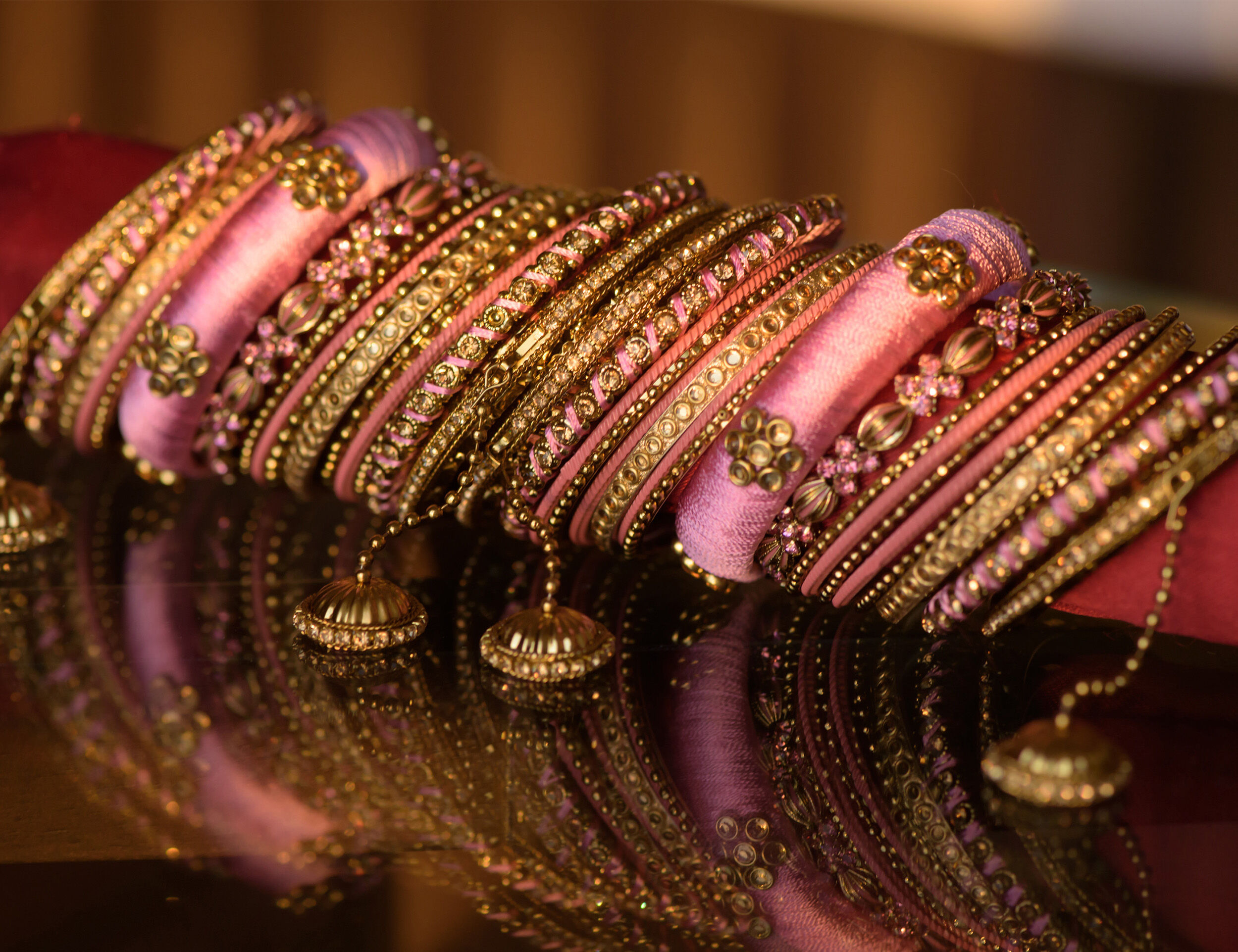 Beutifull gold bangles for bride to wear in wedding